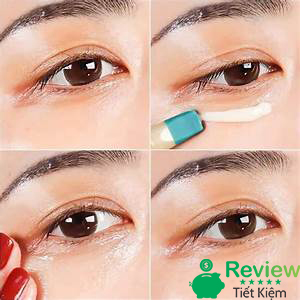 Sử dụng kem dưỡng mắt giúp tăng độ ẩm và giảm thâm mắt